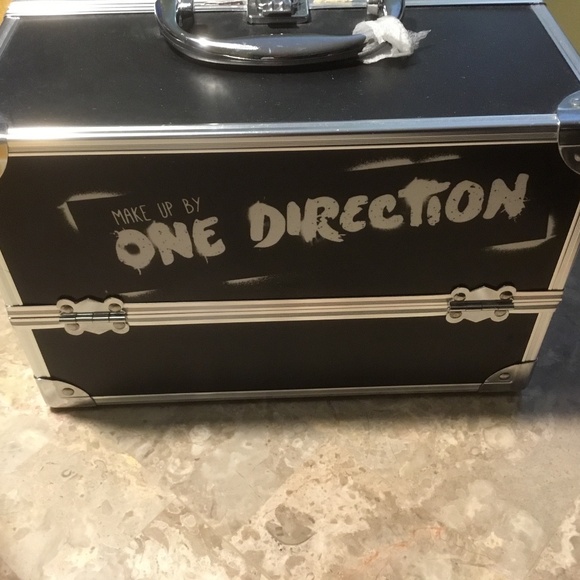 One Direction Tour Make-Up Case with Supplies and Tour City Stickers - Picture 13 of 16